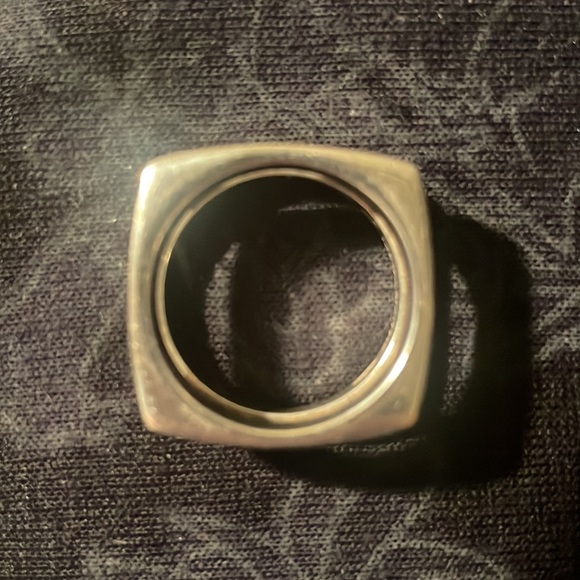 This sterling silver ring by Metalsmiths may have been worn once or twice. - Picture 2 of 10